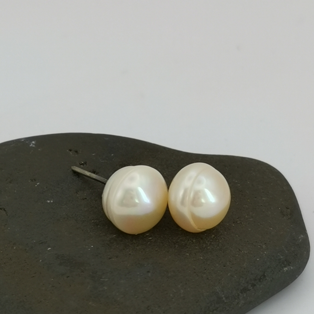 Cream Freshwater pearl sterling silver stud earrings 🆕